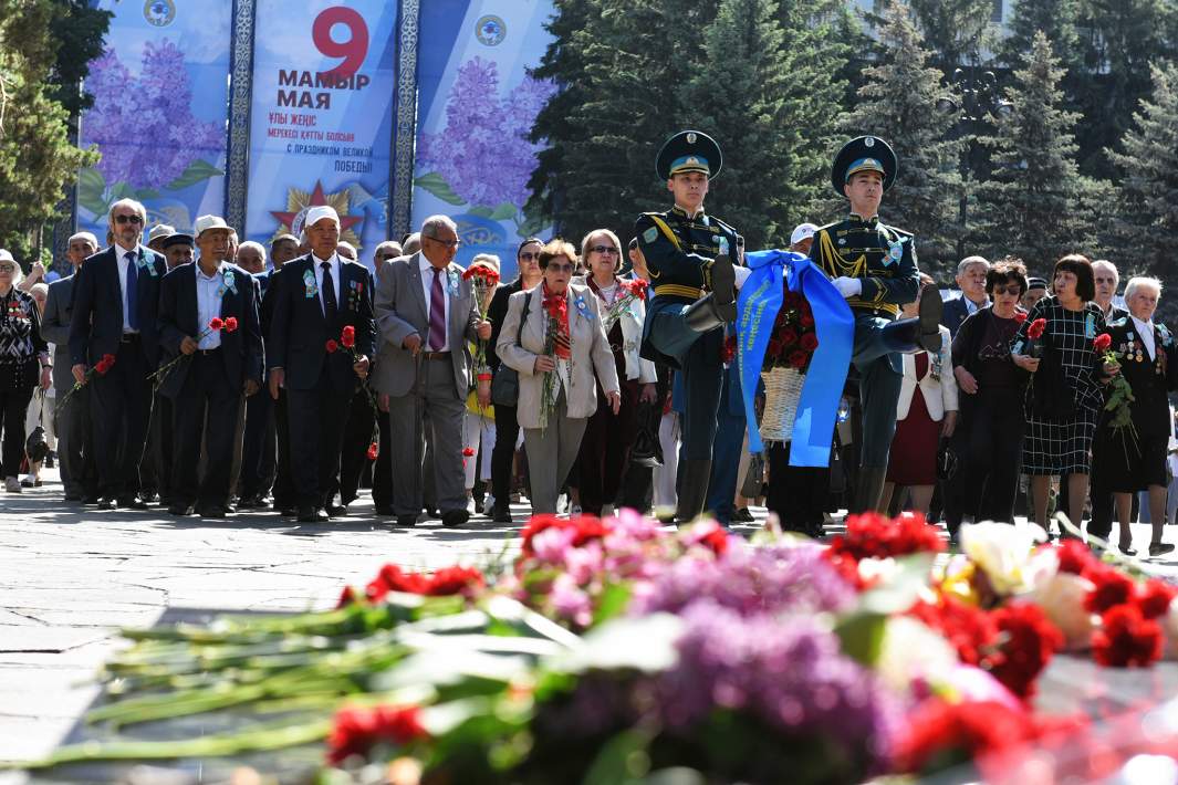Участники церемонии возложения цветов к Мемориалу Славы в парке имени 28 гвардейцев-панфиловцев в Алма-Ате, Казахстан