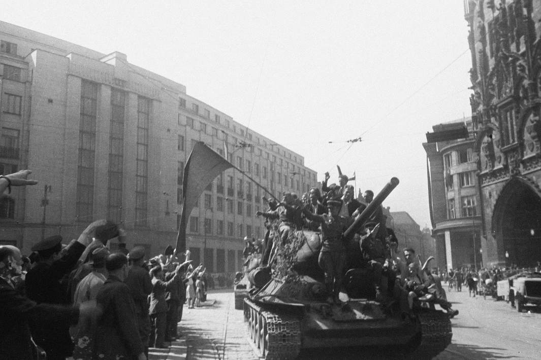 Освобождение Чехословакии от немецко-фашистских захватчиков. Жители Праги приветствуют советских воинов-освободителей, 9 мая 1945 года