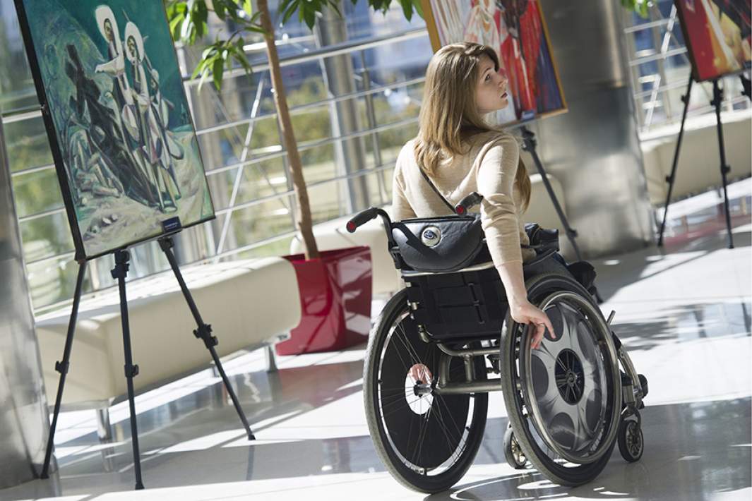 Девушка на инвалидной коляске
