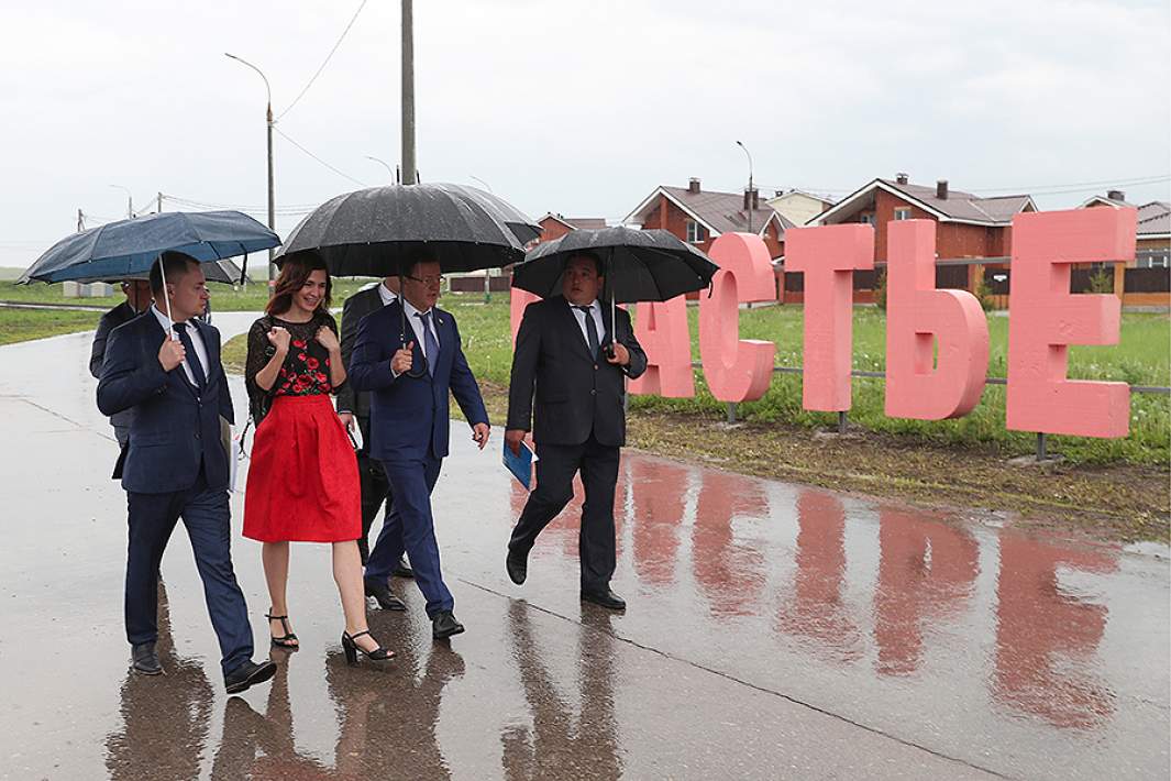 Губернатор Самарской области Дмитрий Азаров (второй справа) во время встречи с жителями села Белозерки Самарской области, 2020 год