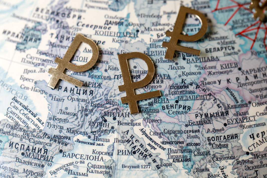 Знак рубля на карте Европы