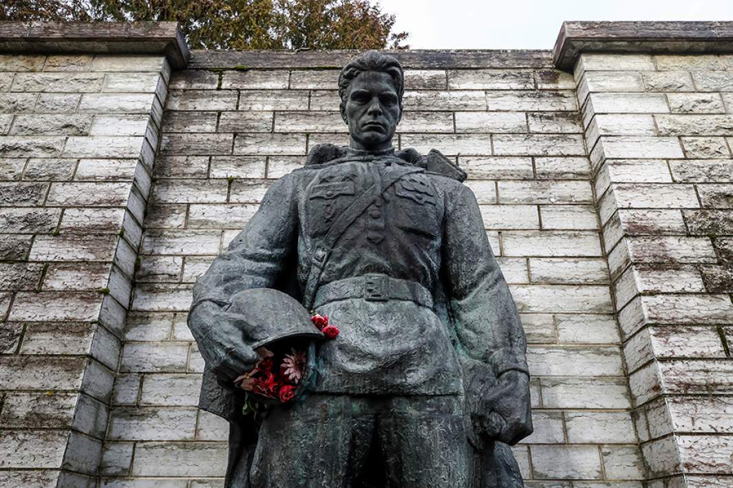 Памятник воину-освободителю («Бронзовый солдат») на Военном кладбище, Таллин, Эстония