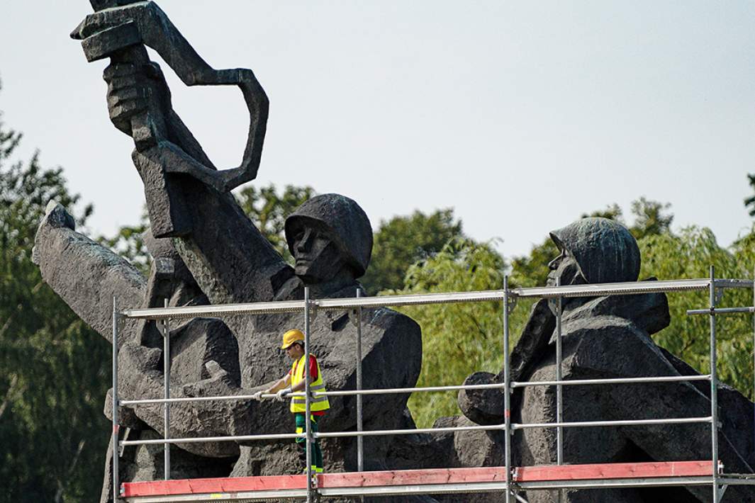 Снос памятника Освободителям Риги в Латвии