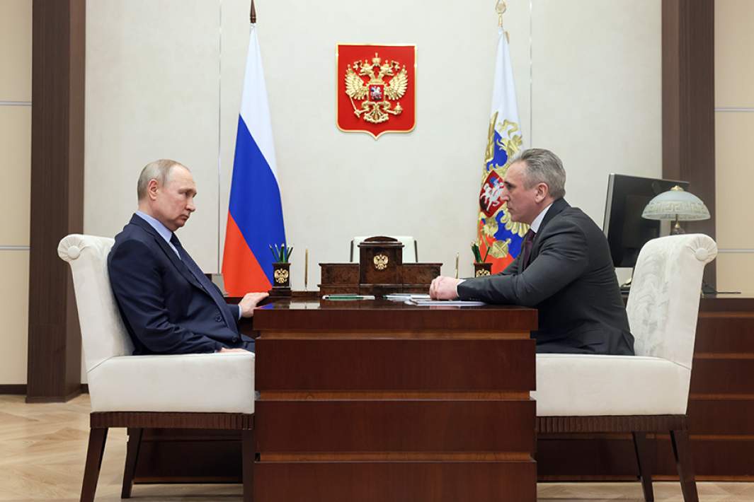 Президент РФ Владимир Путин и губернатор Тюменской области Александр Моор во время встречи в Ново-Огарево