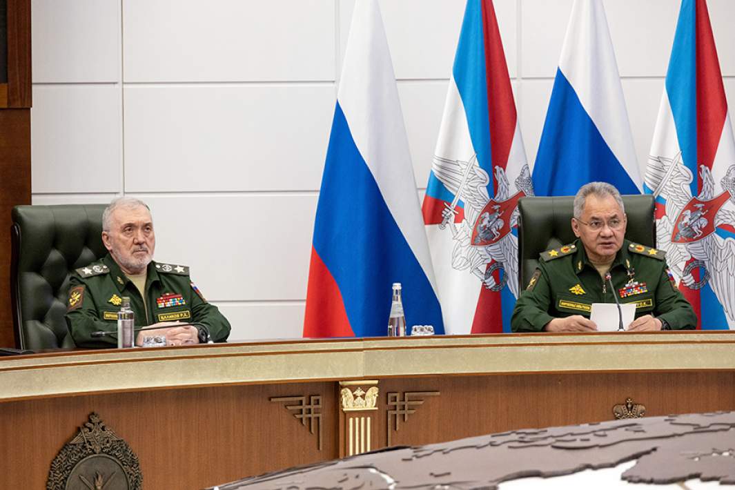 Возглавлявший Министерство обороны РФ Сергей Шойгу и заместитель министра обороны РФ Руслан Цаликов (справа налево)