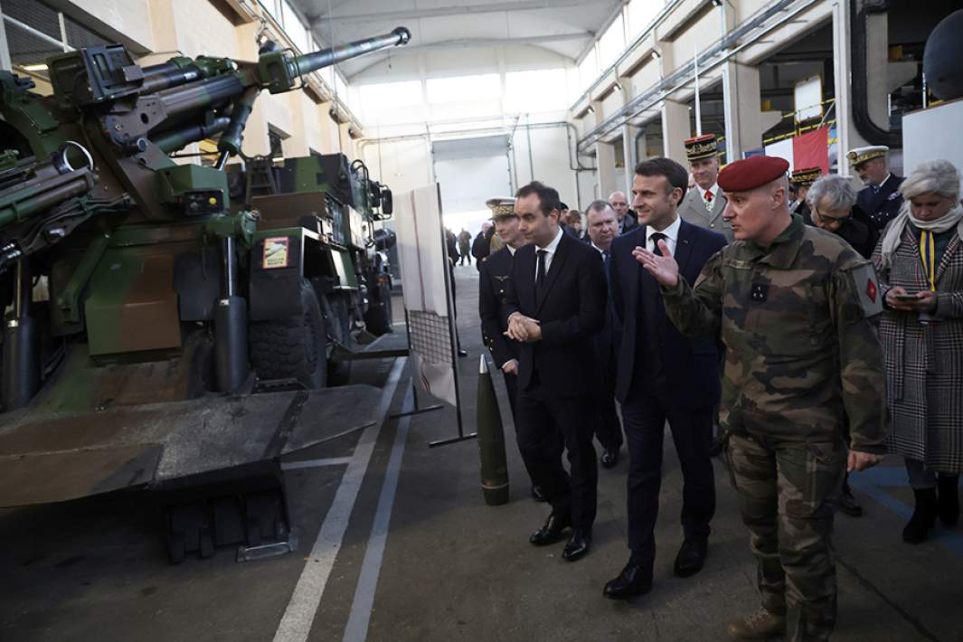 Президент Эммануэль Макрон и министр вооруженных сил Себастьен Лекорню осматривают самоходную артиллерийскую систему Caesar во время посещения военно-морской базы Шербур, Франция, январь 2024 года