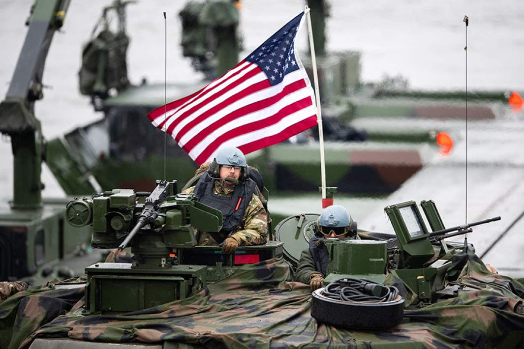 Экипаж американского танка Abrams на учениях НАТО Steadfast Defender 2024 в Корженево, на севере Польши