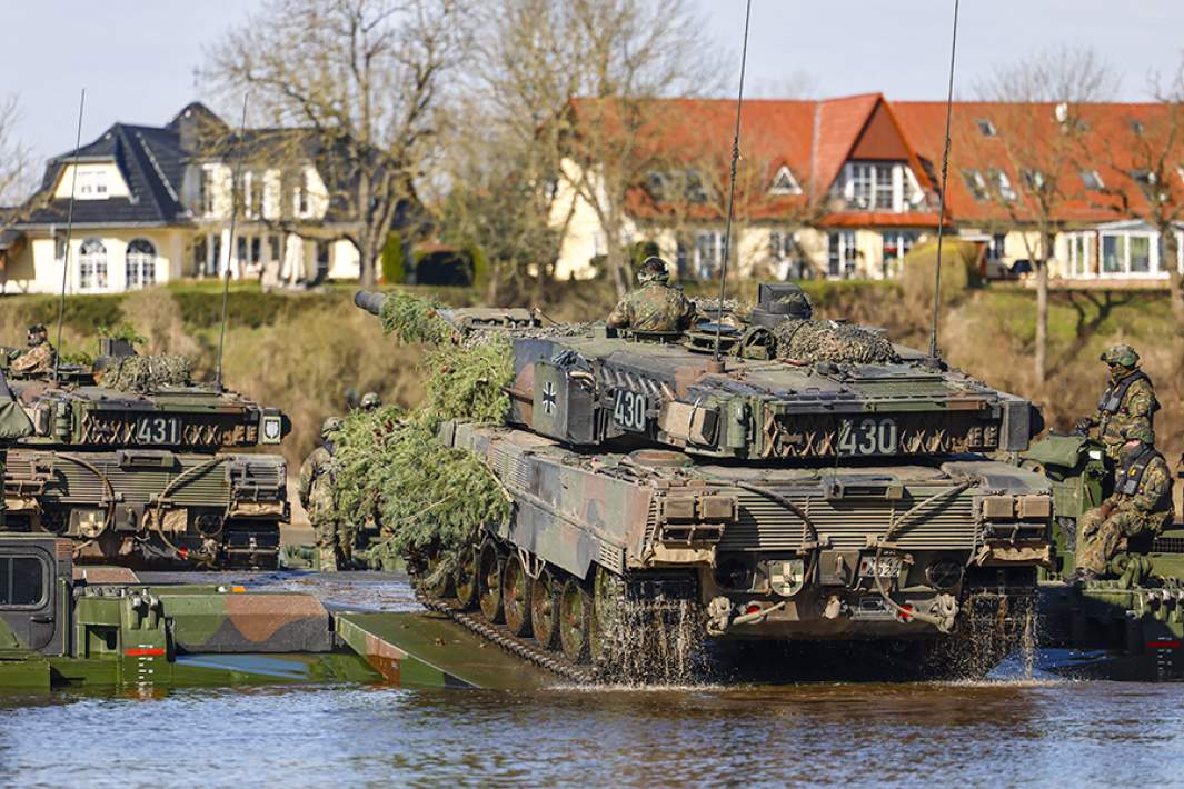 Танки Leopard-2 бундесвера форсируют водную преграду в ходе учений НАТО Steadfast Defender 2024 в Германии