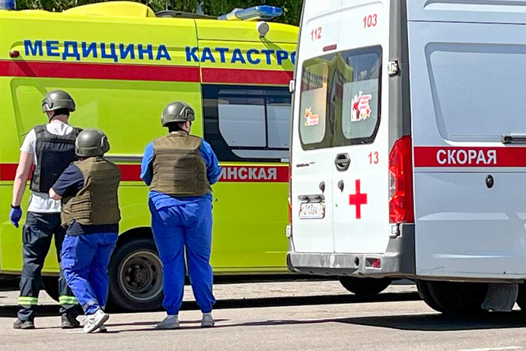 Автомобили скорой помощи на месте атаки БПЛА в Борисовском районе со стороны ВСУ