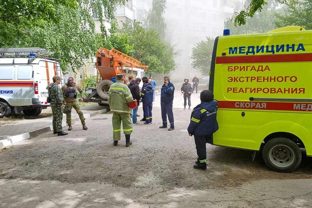 Сотрудники скорой медицинской помощи у обрушившегося подъезда десятиэтажного жилого дома на юго-западе Белгорода