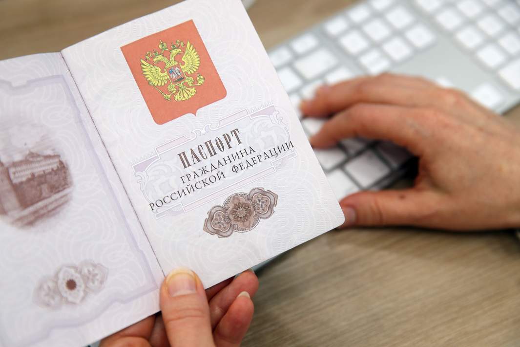 Паспорта гражданина РФ в руках мужчины