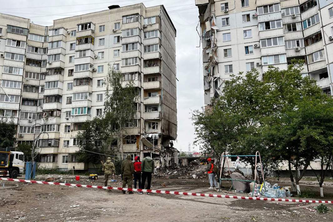 Здание поврежденного после удара ВСУ жилого 10-этажного дома на юго-западе Белгорода, где обрушился подъезд