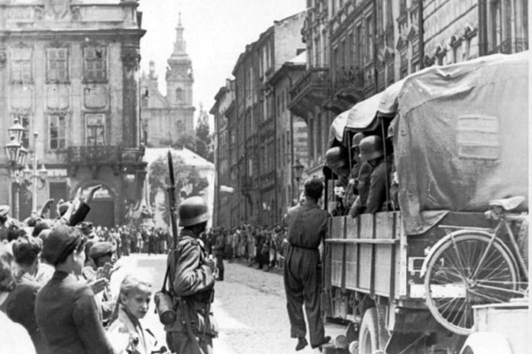 Немецкие войска входят во Львов. 1941 год