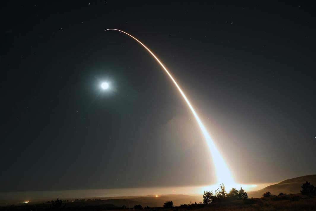 Испытательный запуск межконтинентальной баллистической ракеты Minuteman III на одном из полигонов США