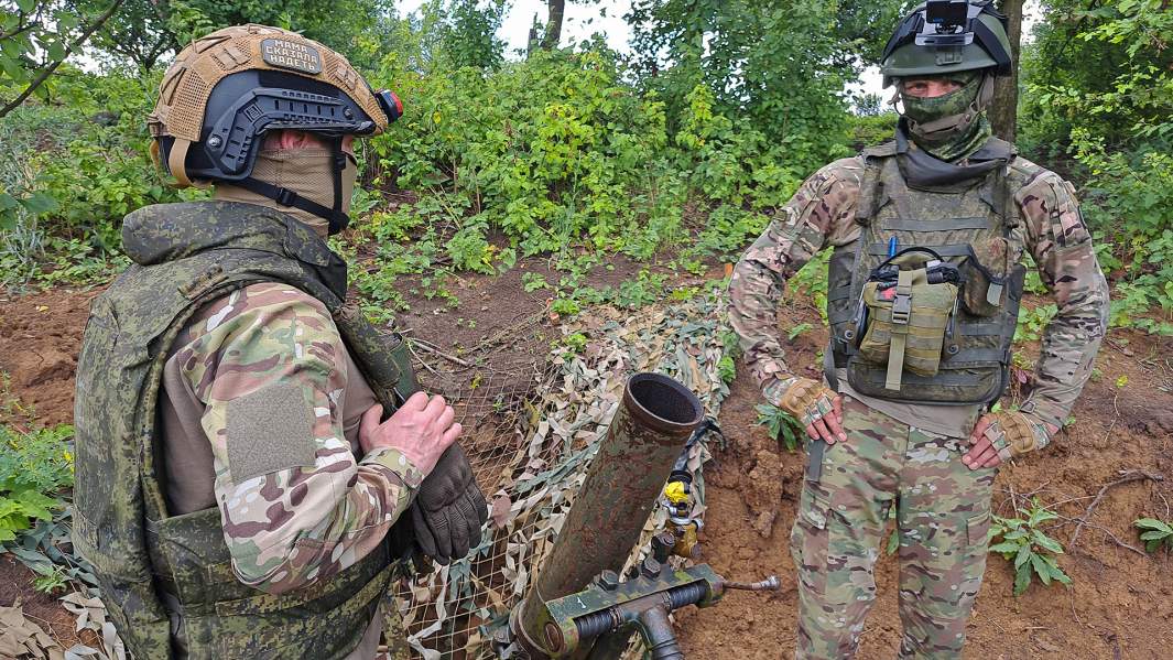 Военнослужащие РФ рядом с миномётом