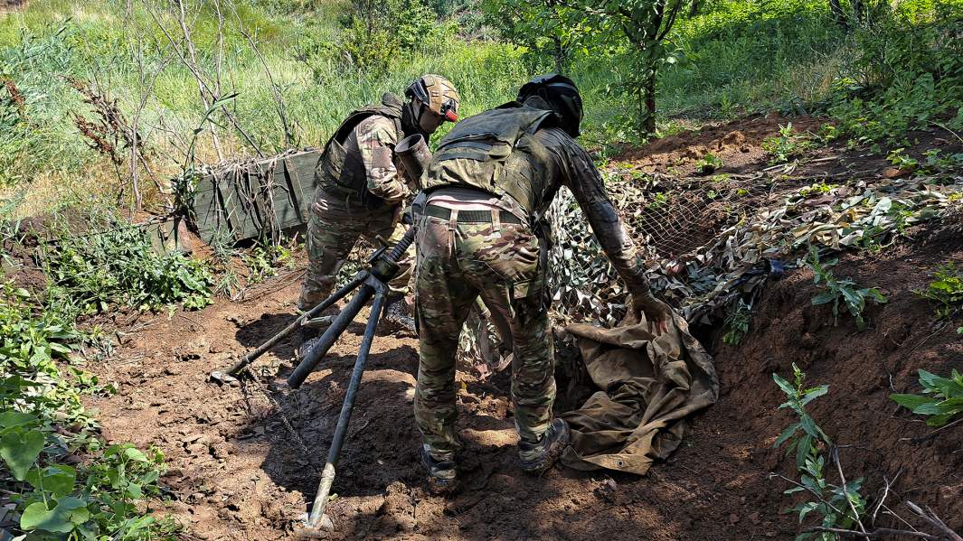 Маскировка миномёта военнослужащими РФ
