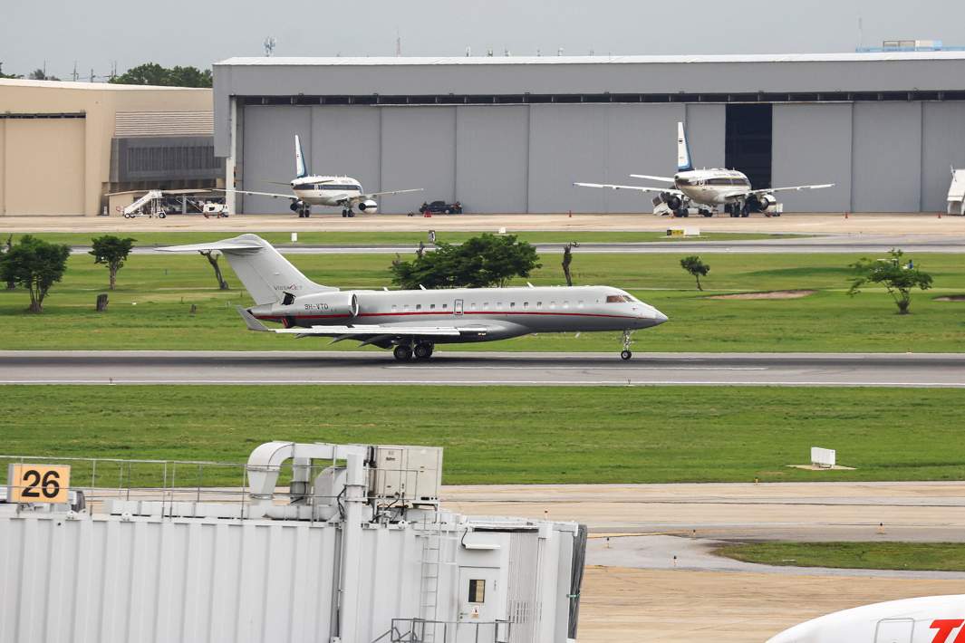 Частный самолет, на борту которого, как полагают, находился основатель Wikileaks Джулиан Ассанж после того, как он покинул британскую тюрьму, приземлился на взлетно-посадочной полосе международного аэропорта Донмыанг в Бангкоке, Таиланд, 25 июня 2024 года