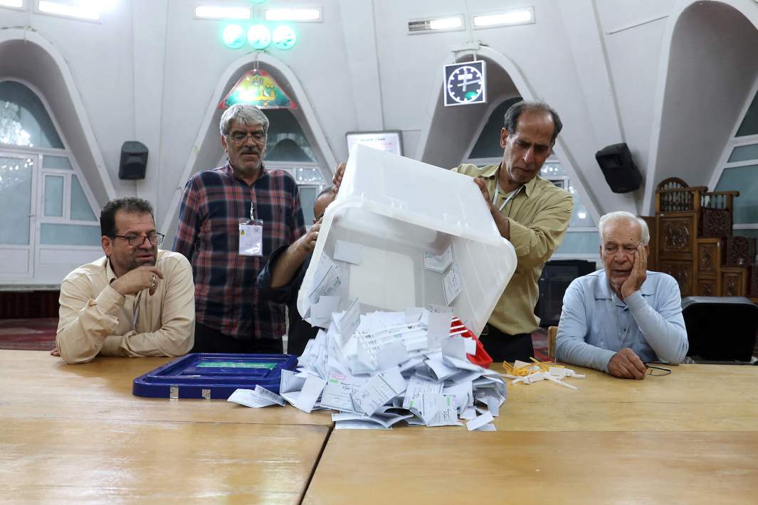 Подсчет голосов на избирательном участке во время внеочередных выборов президента Ирана в Тегеране