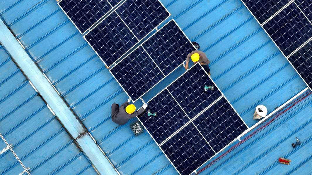 Рабочие устанавливают солнечные панели