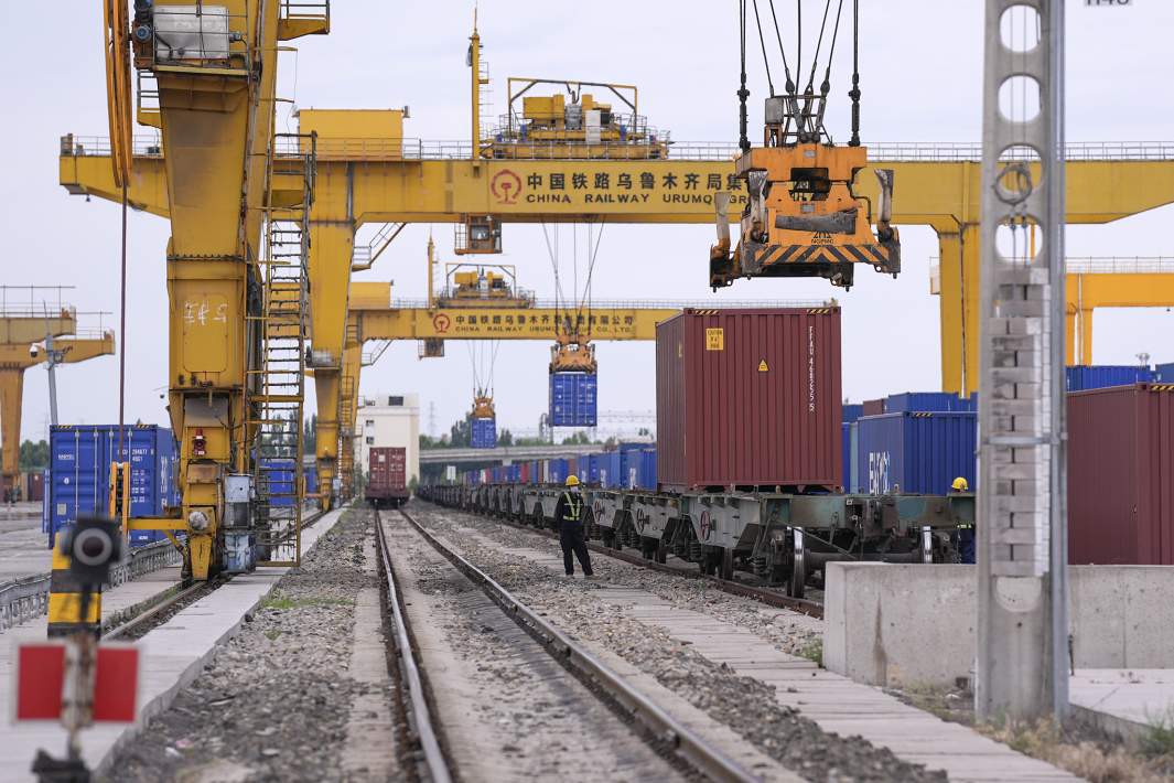 Погрузка контейнеров на железнодорожные платформы в Китае