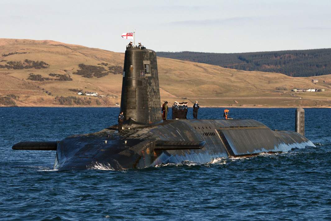 Британская атомная подводная лодка HMS Victorious типа Vanguard выходит в море с Девонширских верфей на острове Барроу. Лодки данного типа являются носителями ядерного оружия 