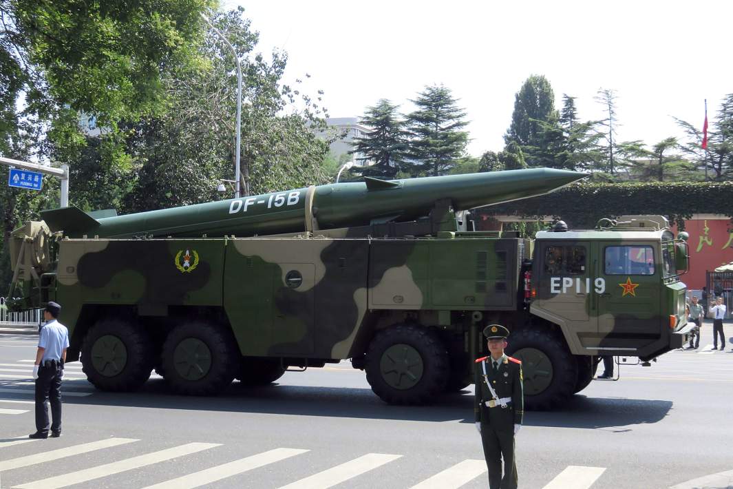 Китайский оперативно-тактический ракетный комплекс «Дунфэн-15» на параде в Пекине