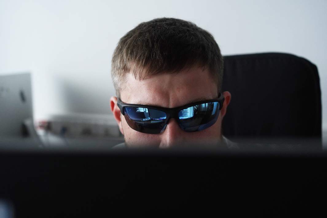 хакер смотрит в компьютер