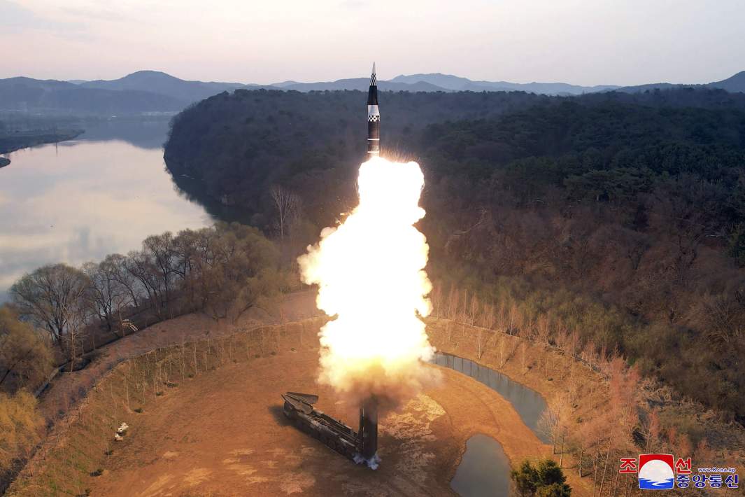 Испытательный запуск северокорейской межконтинентальной баллистической ракеты на полигоне в КНДР