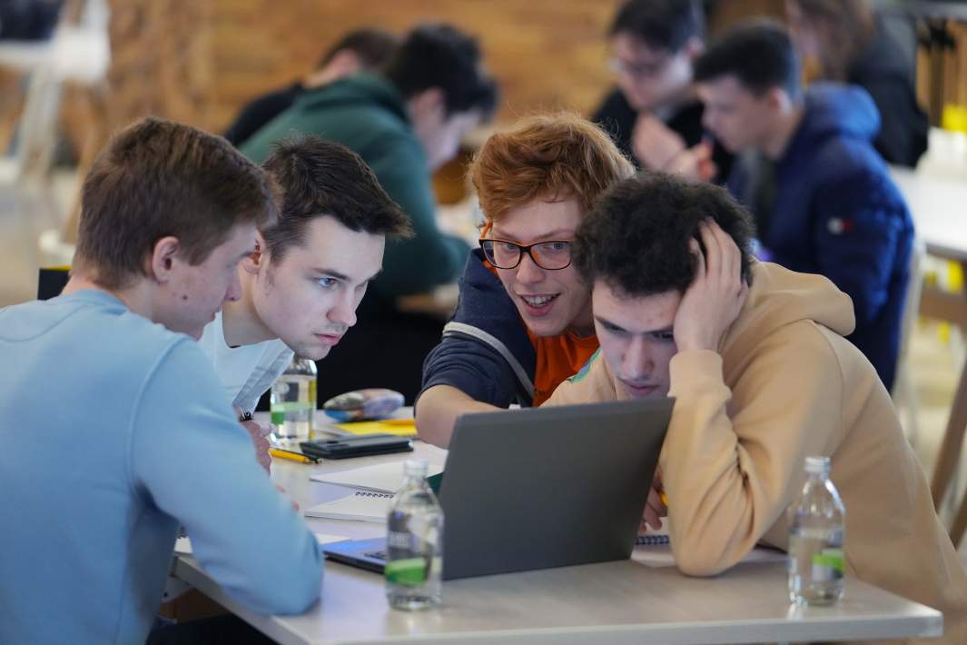 парни студенты смотрят в компьютер работа