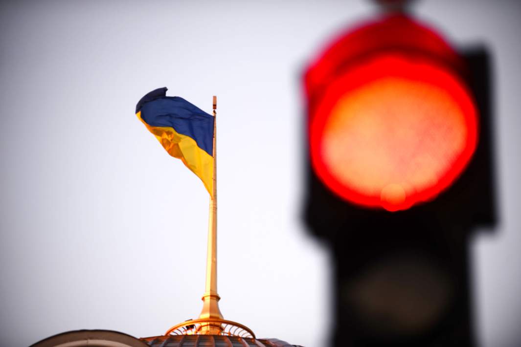 флаг украины и красный свет светофора 