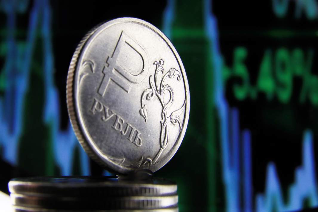 рубль монета на фоне графика