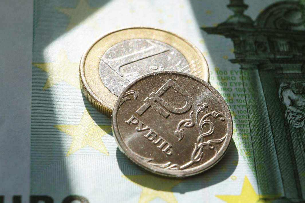 евро и рубль монеты и купюра 