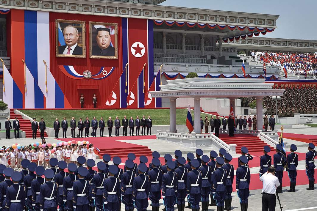 Президент РФ Владимир Путин и председатель государственных дел Корейской Народно-Демократической Республики Ким Чен Ын во время церемонии официальной встречи на площади Ким Ир Сена в Пхеньяне. 19 июня 2024 года
