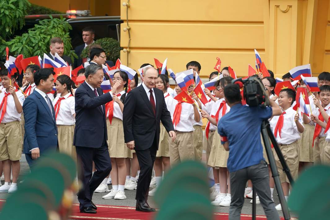 Президент РФ Владимир Путин и президент Социалистической Республики Вьетнам То Лам на церемонии официальной встречи на площади у Президентского дворца в Ханое. 20 июня 2024 года