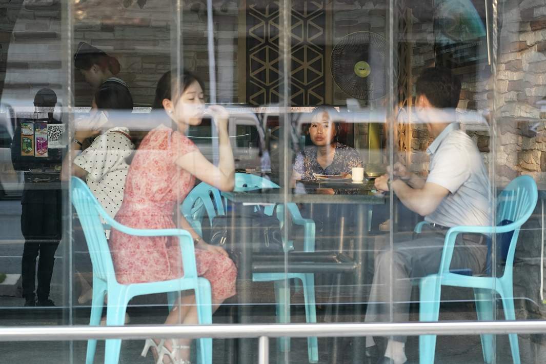 кафе в КНДР люди кушают