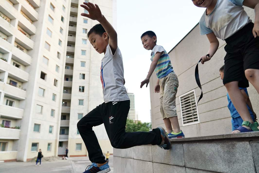 корейские дети играют на улице 