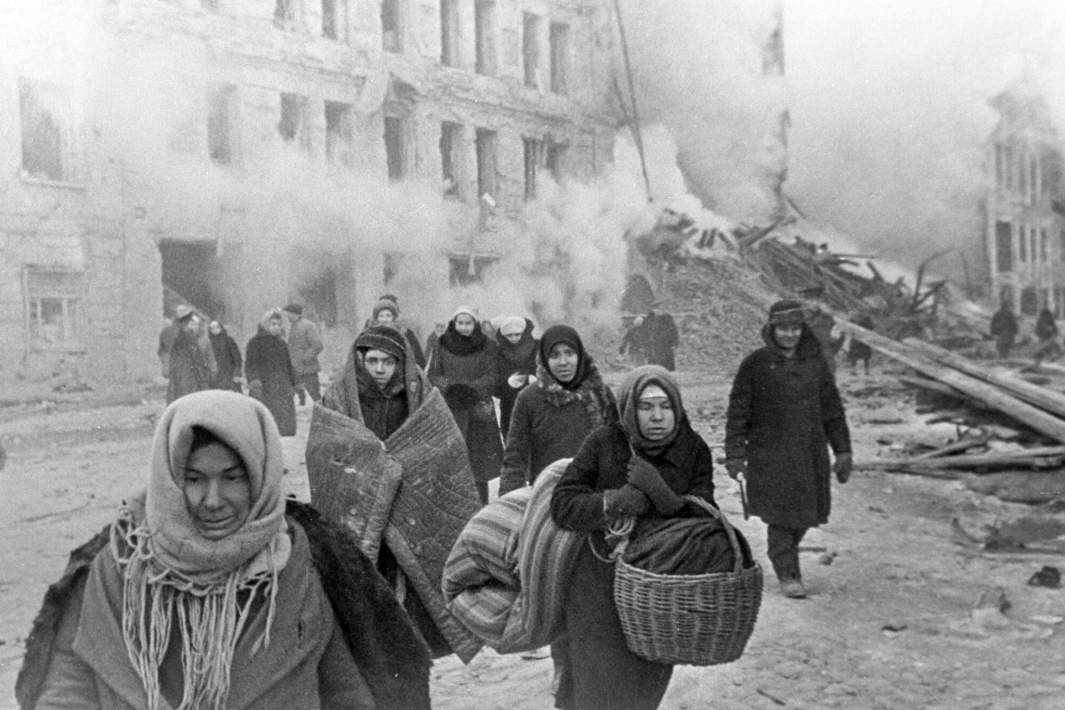 Жители блокадного Ленинграда выходят из бомбоубежища после отбоя воздушной тревоги
