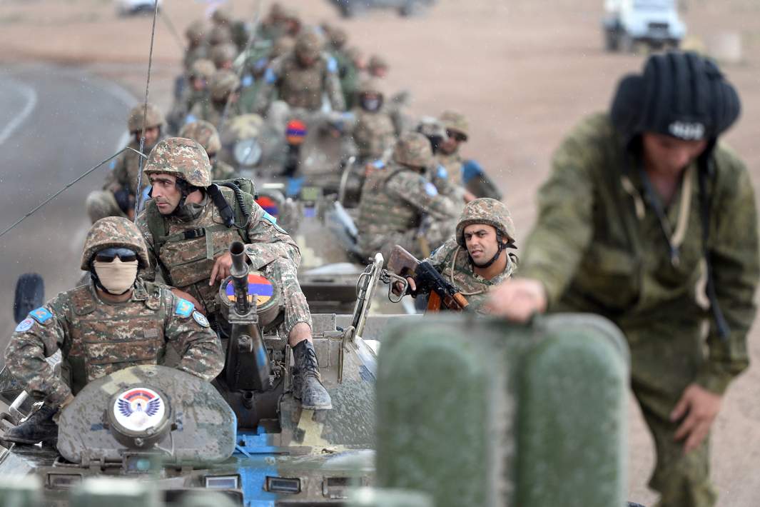 Колонна бронетранспортеров БТР-80 минобороны Армении на совместных учениях миротворческих сил Организации Договора о коллективной безопасности