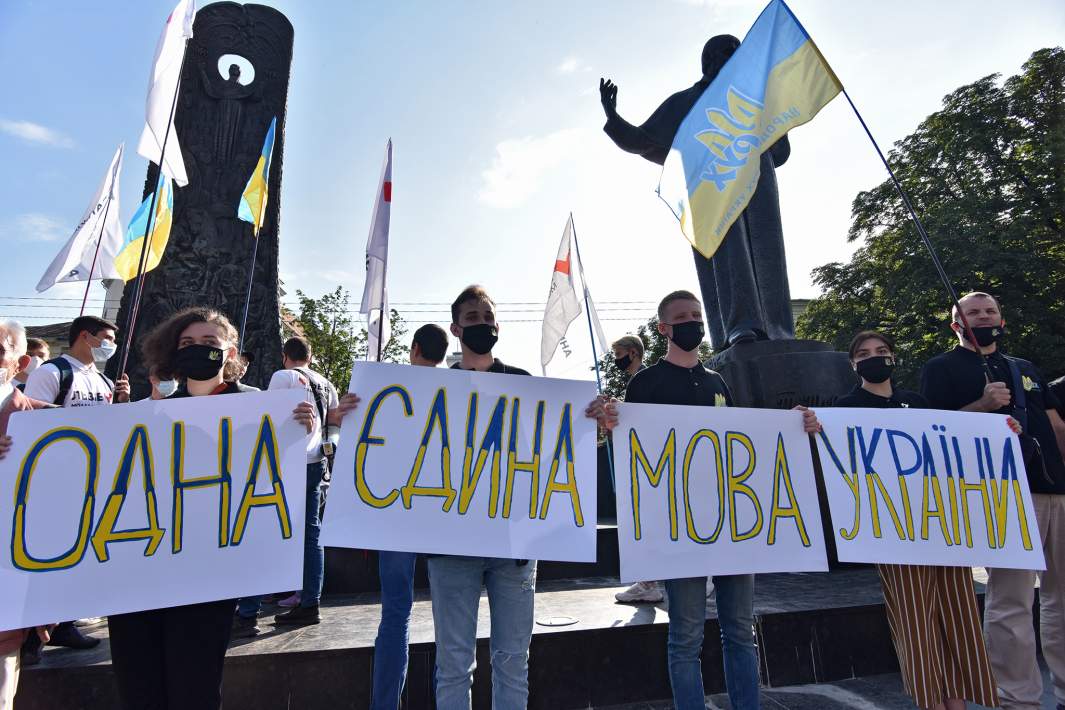 Участники акции протеста против законопроекта Бужанского о продлении преподавания на русском языке в школах Украины