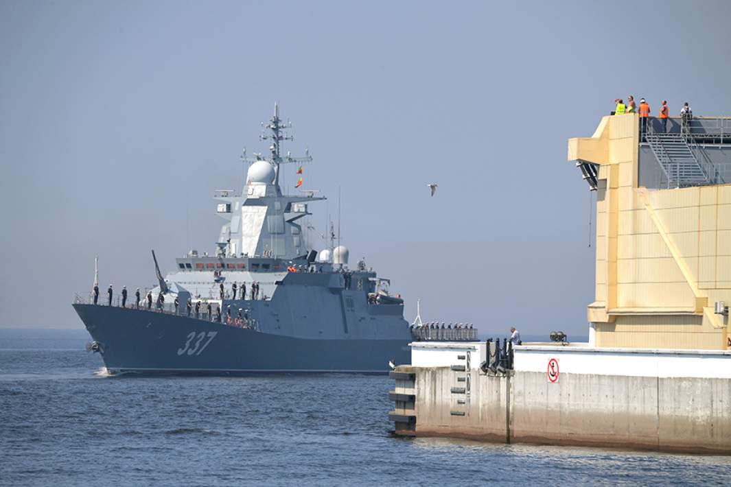 Корвет «Гремящий» во время подготовки к параду, посвященному Дню Военно-морского флота РФ, в Кронштадте