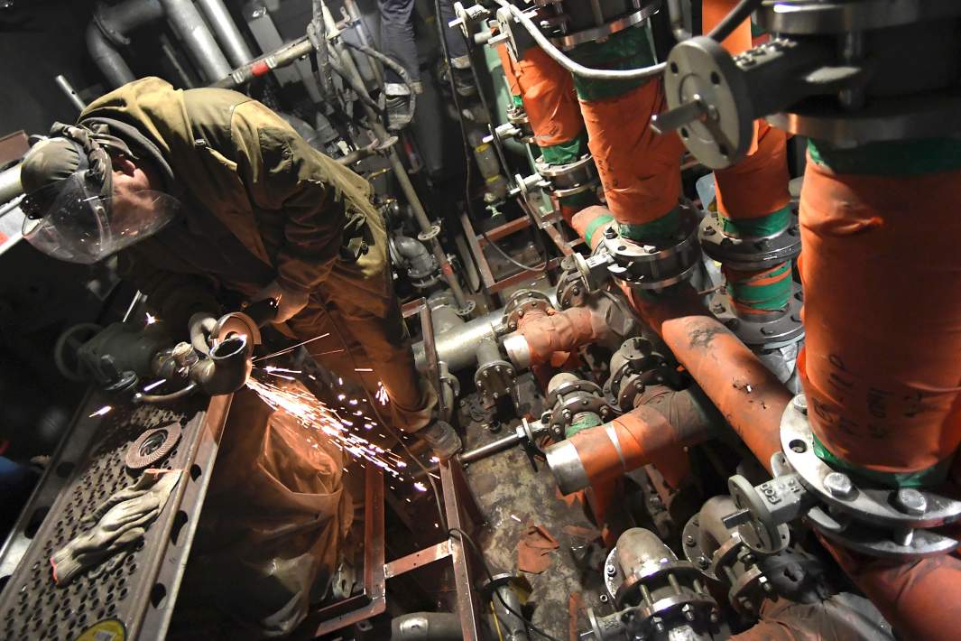 На строительстве краболовного судна на судостроительном предприятии во Владивостоке