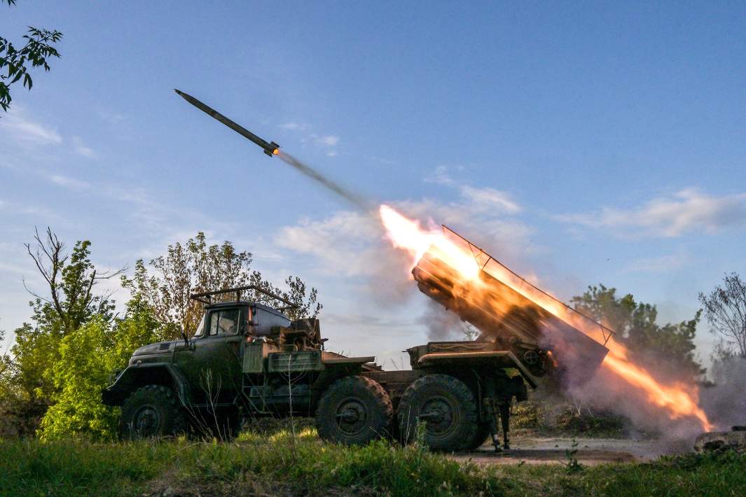 Военнослужащие реактивной артиллерии ВС РФ ведут огонь из РСЗО «Град-1» на Артемовском направлении в зоне проведения СВО