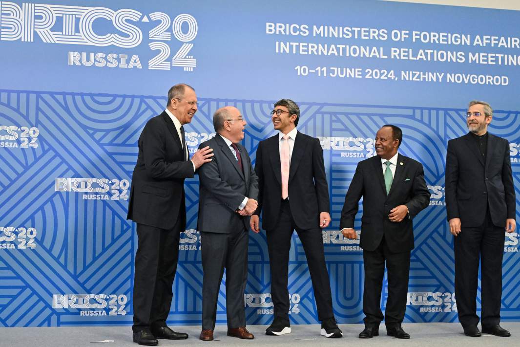 Министры иностранных дел России Сергей Лавров, Бразилии Мауро Виэйра, ОАЭ Абдалла ибн Заид Аль Нахайян, Эфиопии Тайе Ацке Селассие и исполняющий обязанности главы МИД Ирана Али Багери Кани во время совместного фотографирования участников совещания министров иностранных дел стран БРИКС в Нижнем Новгороде