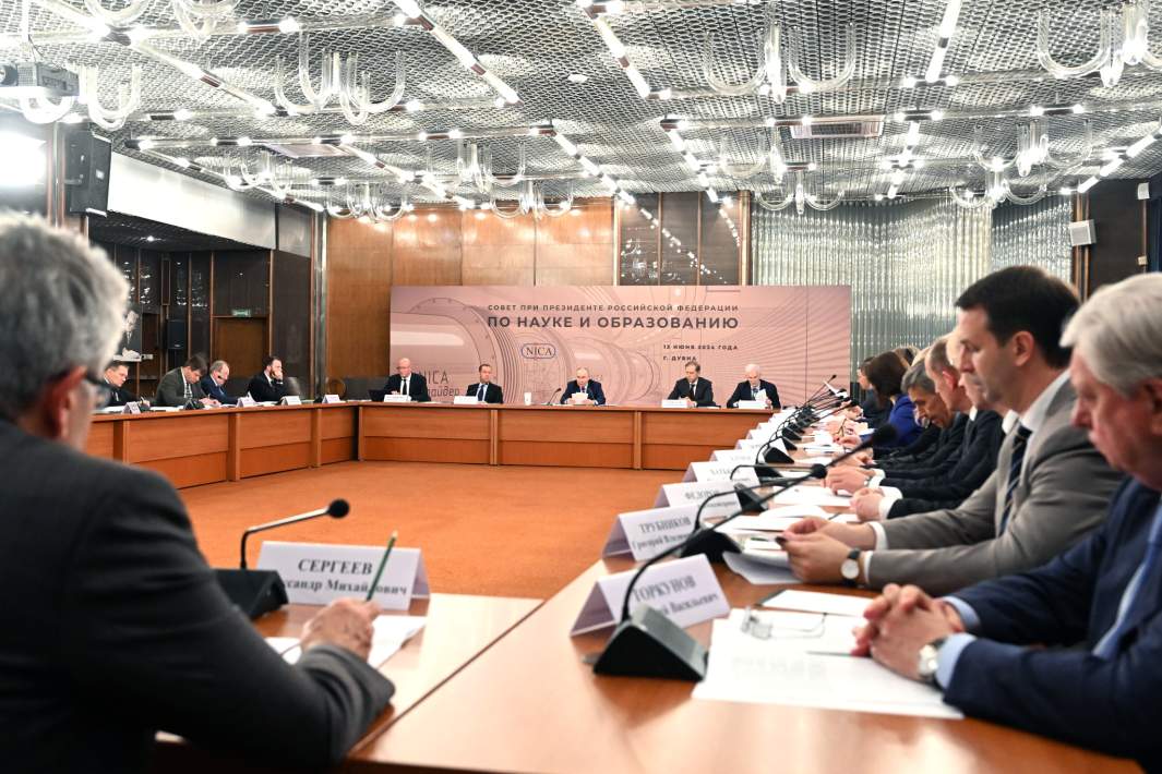 Президент РФ Владимир Путин проводит заседание Совета по науке и образованию в Объединенном институте ядерных исследований в Дубне