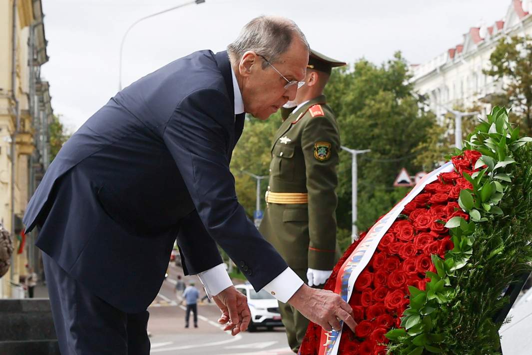 Сергей Лавров на церемонии возложения венка к монументу Победы