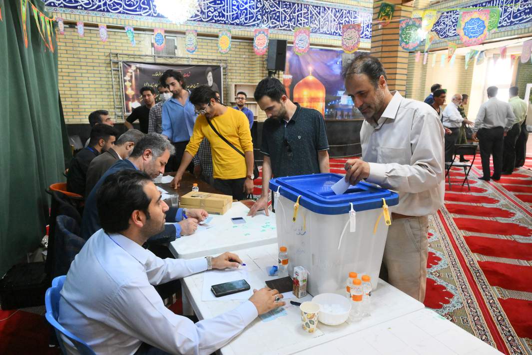 Избиратели на избирательном участке во время внеочередных выборов президента Ирана в Тегеране