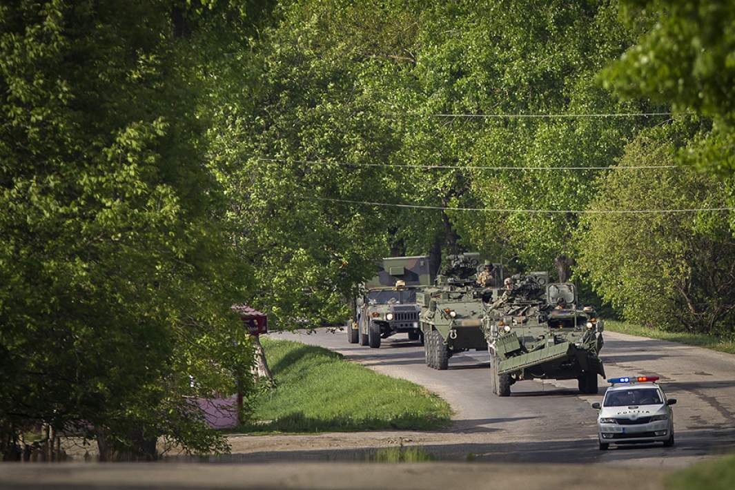 молдова военные чучение крупная военная техника едет по дороге машина молдавской полиции