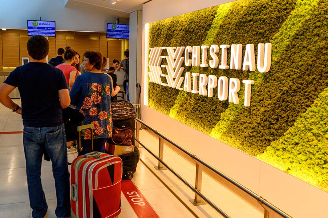Пассажиры в международном аэропорту Кишинева