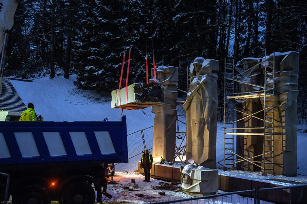 Desmantelamiento del monumento en honor a los soldados soviéticos caídos durante la Segunda Guerra Mundial en el cementerio de Antakalnis en Vilna