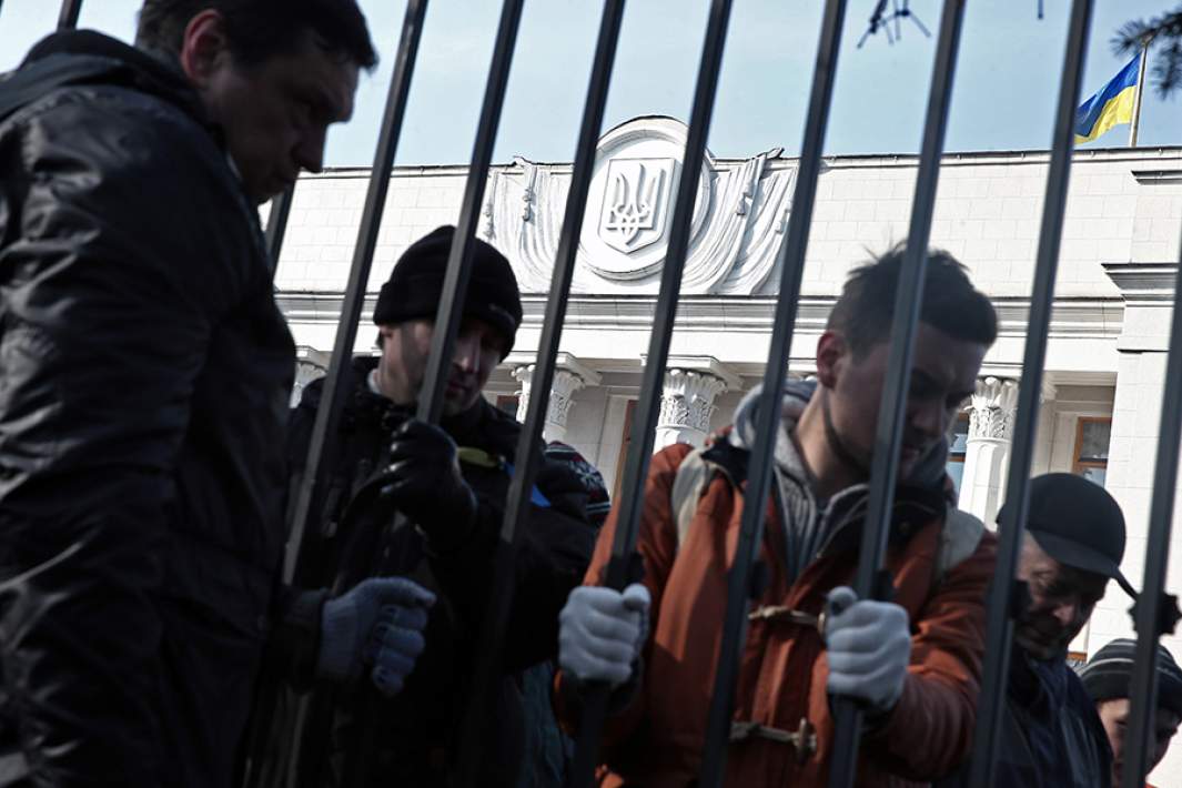 Горожане сносят ограждения у здания Верховной рады, Украина, 26 февраля 2014 года